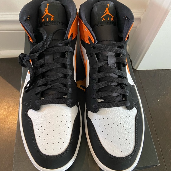 AIR JORDAN 1 MID SHATTERED BACKBOARD - Picture 8 of 14
